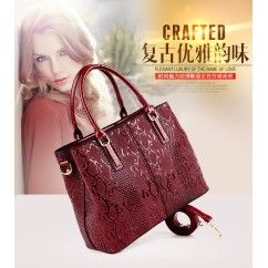 Elevate Your Style with Our Elegant Snakeskin Pattern PU Handbag